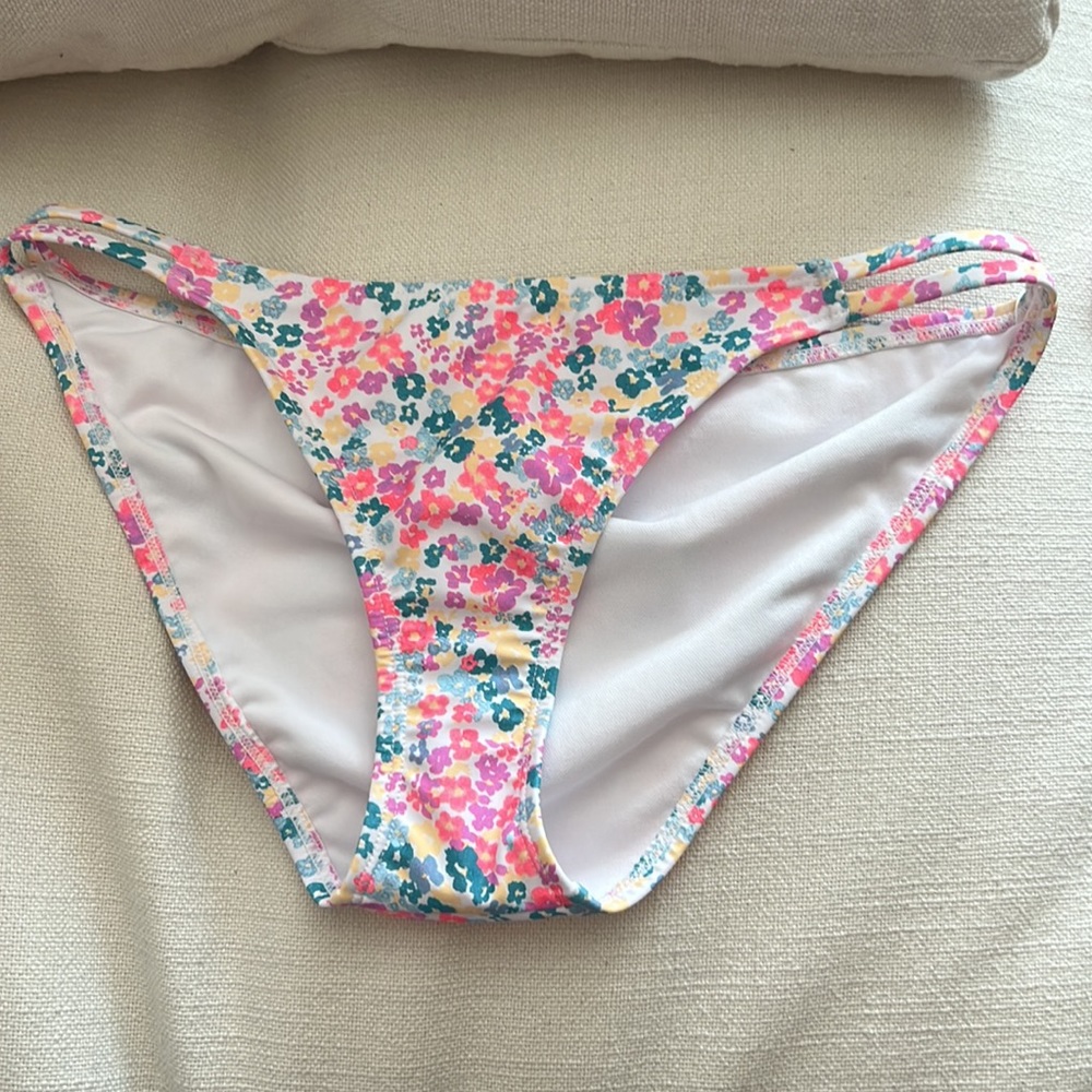 Xhilaration Women's Strappy Cheeky Bikini Bottom - M